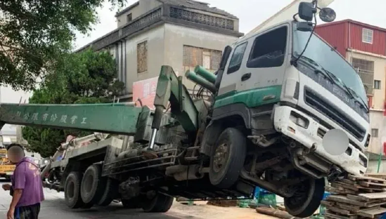 金門路面突塌陷！水泥灌漿車「懸空翹獨輪」　驚悚畫面曝光