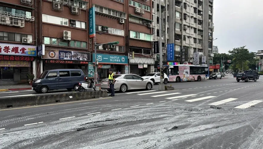 快訊/北市民崩潰了！砂石車廢土「噴整條路」　忠孝東路五段封閉暫停通行