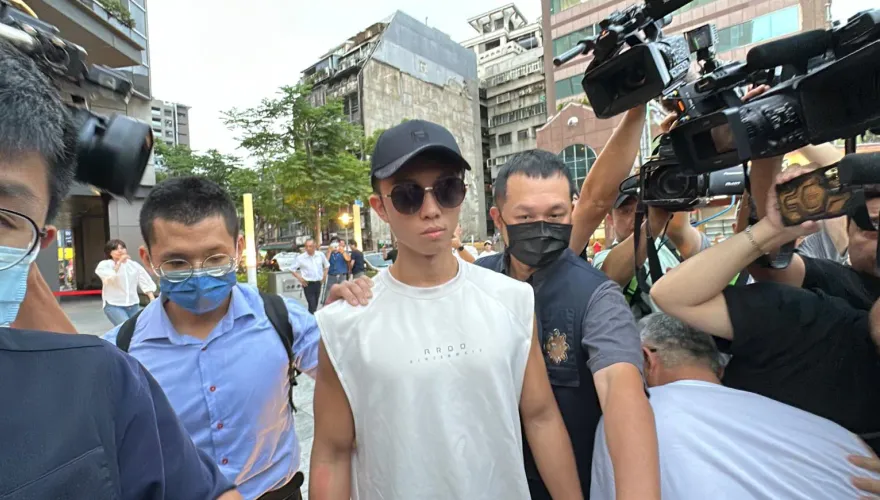 快訊/移送畫面曝！孫安佐移送北檢複訊     身穿背心、紅褲、墨鏡不發一語