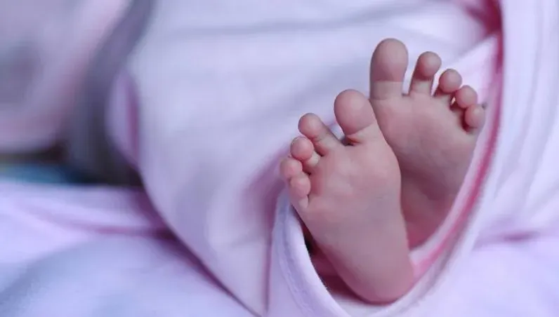 小孩膚色比較深！丈夫控妻「亂倫岳父」逼驗DNA　她崩潰喊離婚：你才搞外遇