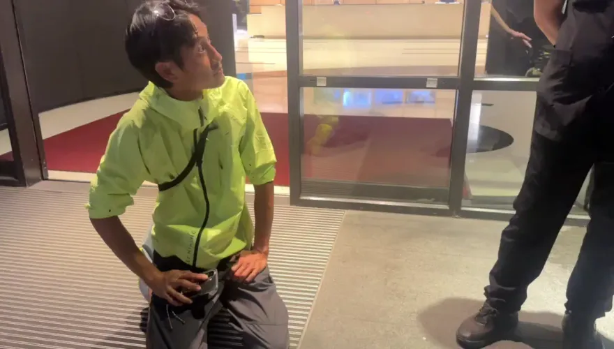 快訊/影片曝！唐治平衝三立門口下跪求工作　再暴衝進電視台超跳tone