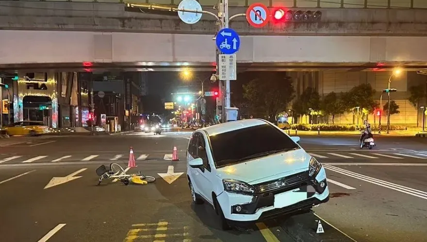 快訊/台中死亡車禍！男騎YouBike疑搶黃燈　遭右轉車撞上輾過身亡