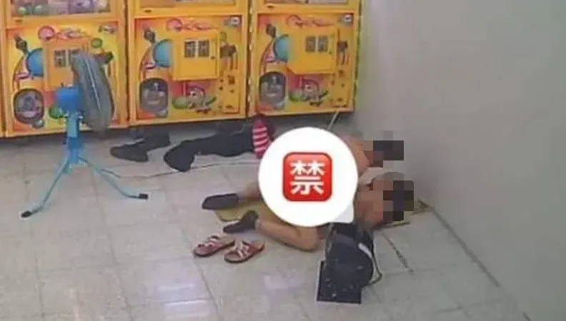 娃娃機旁「造娃娃」！嘉義情侶竟挑取物店內地上嘿咻　還搬電扇吹「散熱」