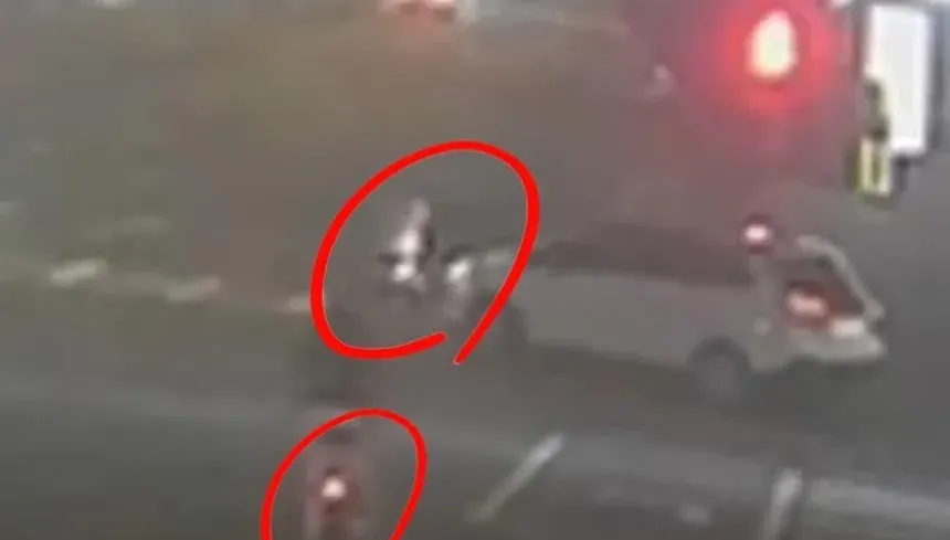 快訊/悲慟在眼前發生！台中男騎車疑搶黃燈遭輾死　母目擊當場崩潰嘶叫