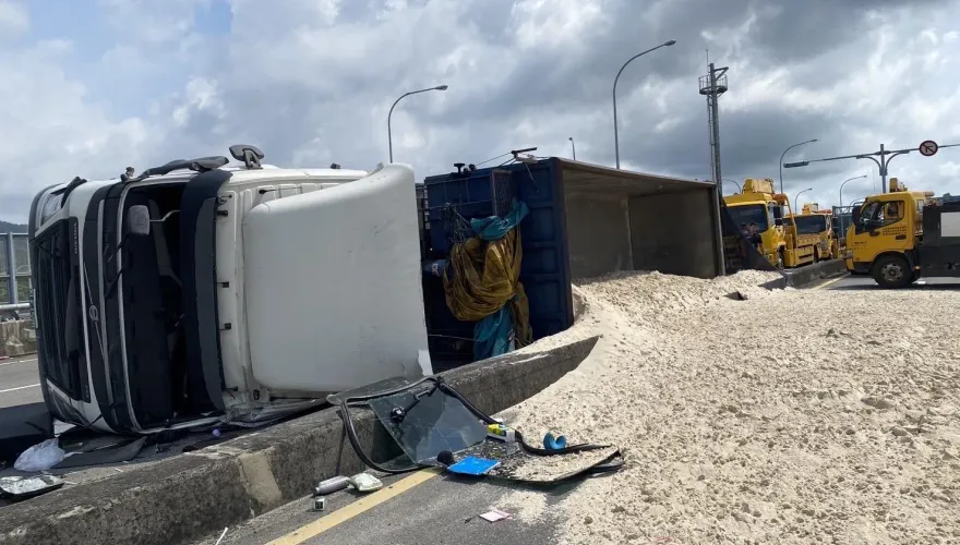 倒錯地方！曳引車下銅鑼匝道「180度翻車」　細沙噴滿地…國道瞬間變沙漠