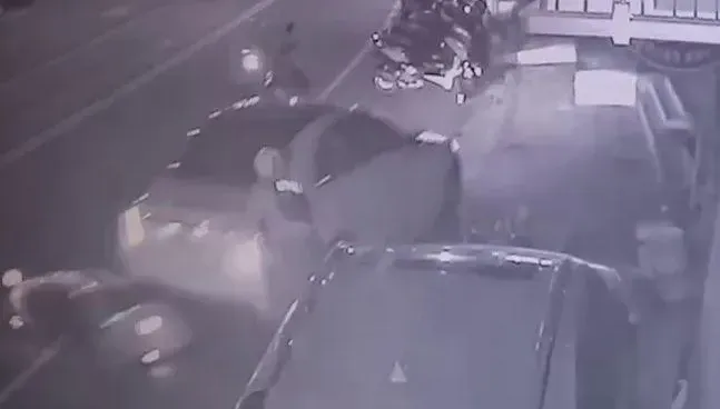 影/屏東賓士狂男拒檢、撞倒警車！警負傷「對空轟14槍」循線追緝中
