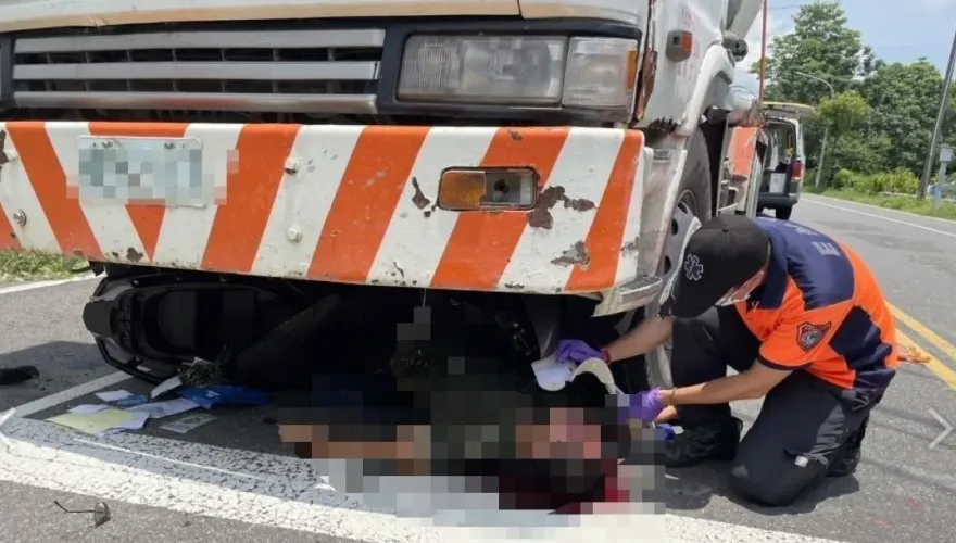 影/台南20歲阿兵哥騎車回營區...突打滑慘捲混凝土車底！　搶救多時仍回天乏術
