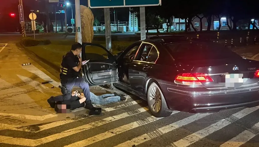 影/高雄通緝犯酒駕拒檢狂催油門！自撞路牌遭壓制仆街　6違規20萬不夠付