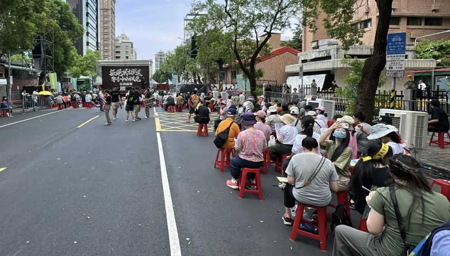 影/青鳥重返立院行動第2天　塑膠椅沒排滿人比昨天還少