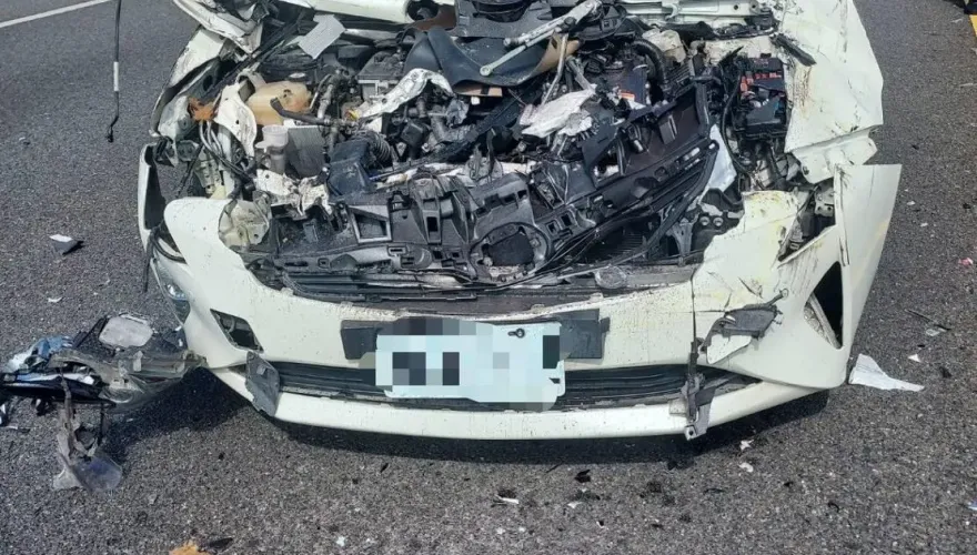 影/疑自動駕駛釀禍！38歲男國3衝撞緩撞車　車頭撞爛全毀、零件四散