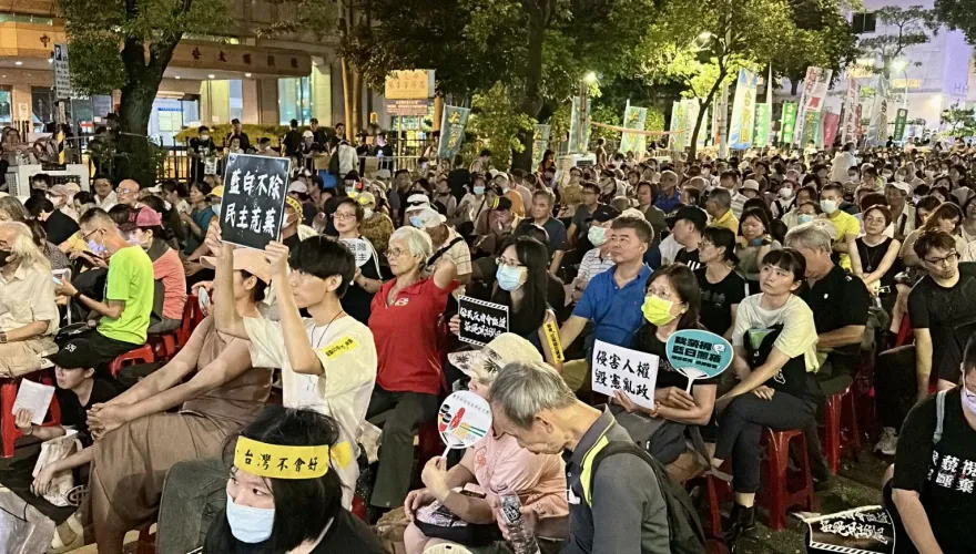 影/青鳥重返立院第2夜青島東淨空　人潮集中濟南路號稱5千人