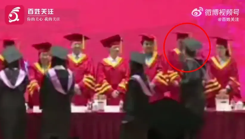台生復旦大學畢典「賞老師耳光」！　北大發聲明：不予錄取