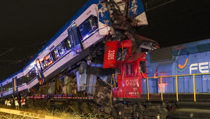 重大事故！智利兩列火車對撞2死9傷　車廂遭整個鏟起疊羅漢