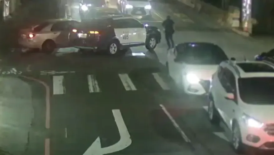 影/汐止通緝犯開車逃逸！「龜速撞車」弔詭畫面曝　落網突口吐白沫送醫亡