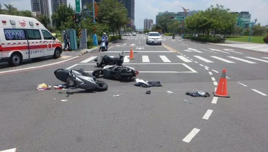 影/神扯片！台中休旅車撞分隔島完全失控　「高速倒車繞720度」4機車被擊落