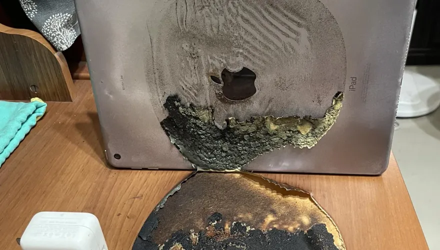IPAD充電自燃！木桌慘燒出「大黑洞」…結局逆轉網罵：不利證據都公佈出來了