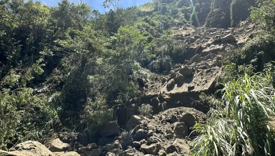 影/嘉義梅山鄉獅頭崁崩塌！巨大落石不斷滑落　驚悚畫面曝光