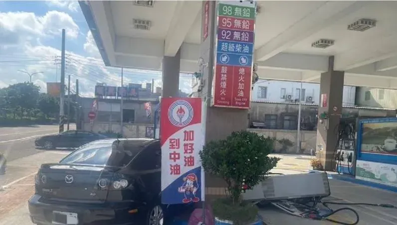 嚇死人！三芝女駕駛暴衝剷平加油機　員工：索賠50萬