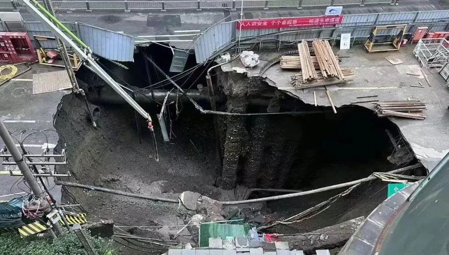 影/恐怖！成都地鐵施工現場凌晨驚現12公尺天坑　保全挨戶敲門喊「快撤」