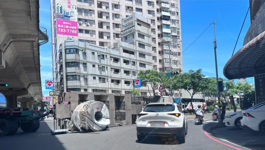 快訊/高雄鳳山「拖板車翻覆」！疑似「綑綁不牢」大型鋼圈砸路中