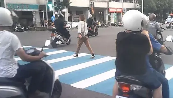 高雄「知名行人地獄」！女走斑馬線機車前後猛鑽　警方出手了