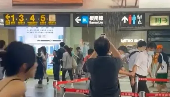 午後對流爆雨狂炸！ 北捷忠孝復興站驚見「水濂洞」　旅客全看傻