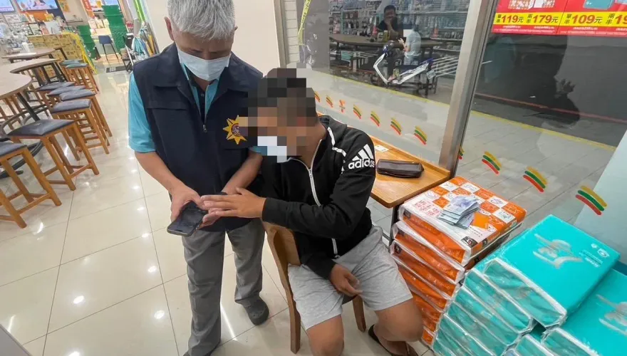 高雄警埋伏超商！見他「連續提款4次」上前逮人　成功抓到車手