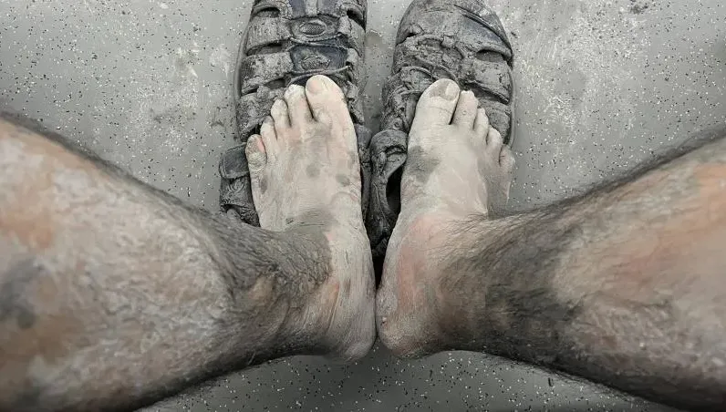 花蓮火車事故！東華畢業生曬出泥腳報平安　列車長躺擔架…大家都上前說謝謝