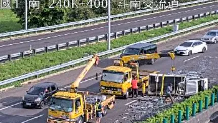 快訊/回家注意！國1斗南交流道4車追撞　「鋼筋散一地」回堵2公里