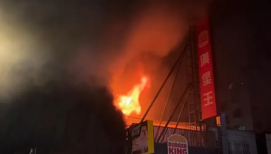 快訊/花蓮寵物店「全面燃燒」驚險畫面曝   火舌吞噬毛孩、民眾跪地CPR