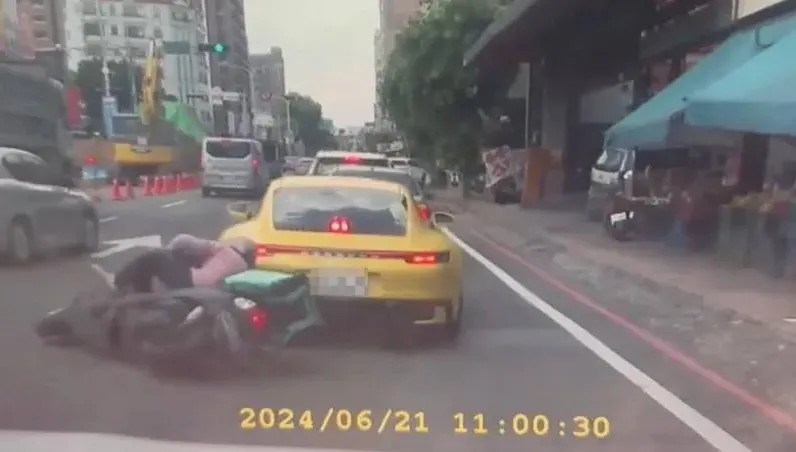 彰化外送員追撞保時捷「連人帶車倒地」　網揪肇事主因嗆：半年薪水跑了
