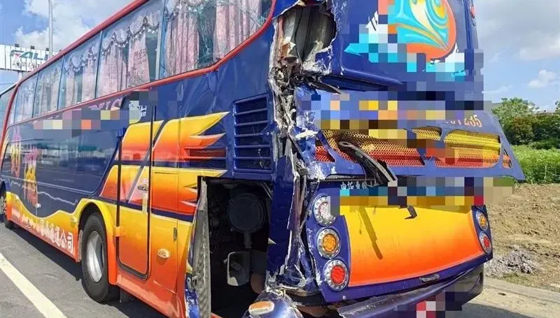 快訊/國1麻豆段3遊覽車撞一團！跟車太近出事　百名進香客嚇壞