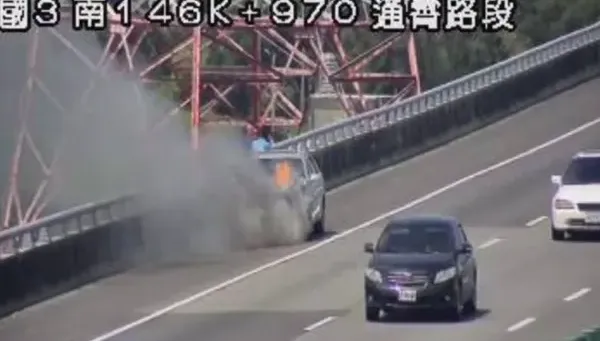 影/「高溫黃色燈號」太熱！國3苑裡段「車秒變火球」駕駛急逃