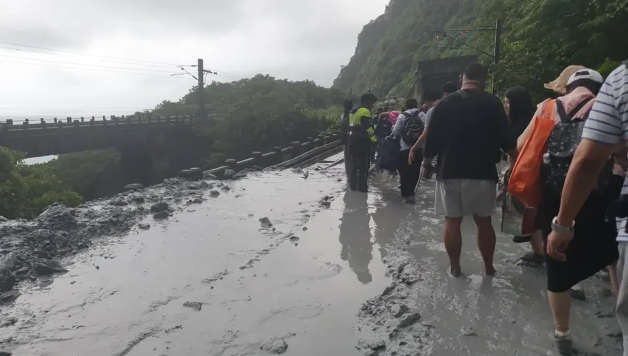 出軌瞬間還原！新自強號「人和東西飛起來」台鐵官員歷劫：水錘效應波動