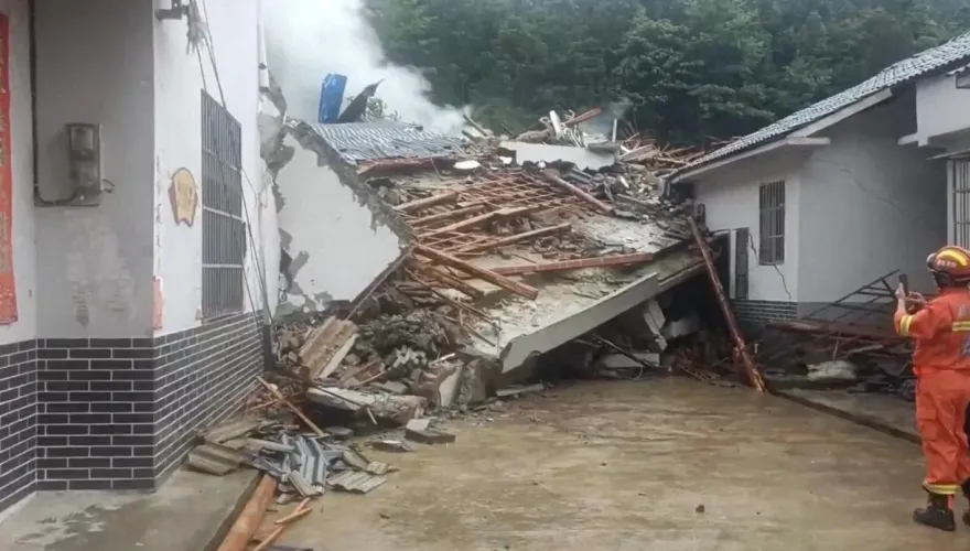 影/暴雨不斷！湖南爆發土石流致4屋倒塌　「4大4小」失聯傳遭活埋