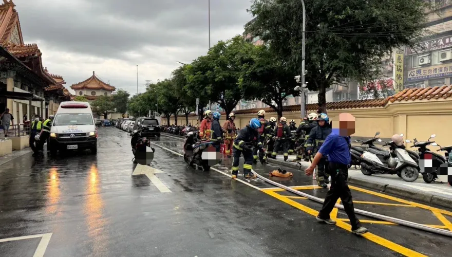 快訊/詭！板殯雨天電動機車「不明原因」燒起來　爆炸聲嚇壞人