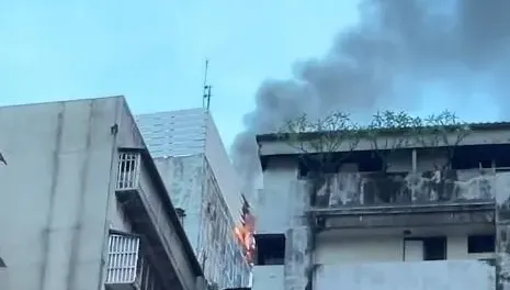 影/北市萬華大樓驚傳火警！火舌竄出窗外　警消急灌救