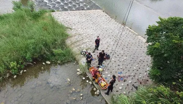 快訊/台中大坑山區驚傳7旬翁墜橋！「頭部撕裂傷」倒10米深河道　送醫搶救不治