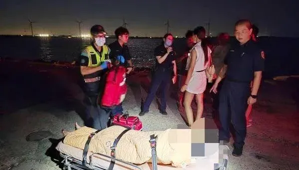 彰化移工沙灘戲水被「沖到百米外」攀膠筏獲救　長腿辣妹趕來關心