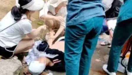 離譜！瀑布頂端「擺桌聚餐」　男子腳滑「5樓高墜地」頭破血流昏迷