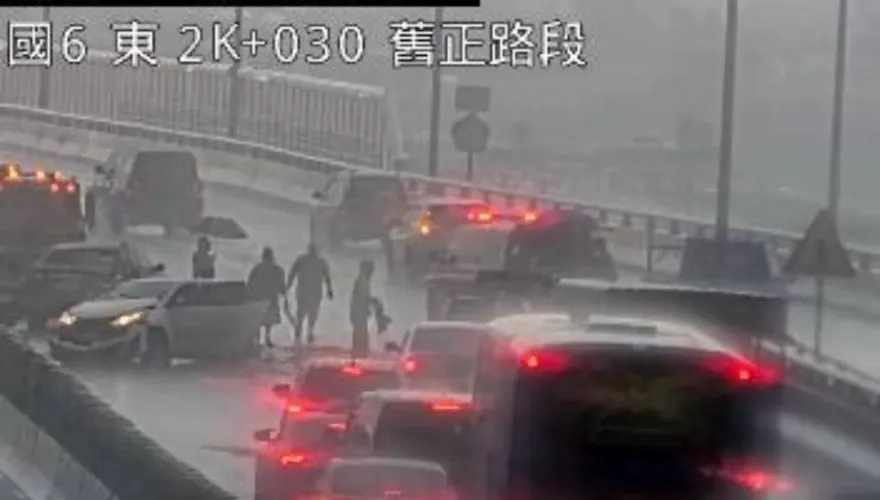 快訊/雨天路滑！國6舊正交流道「4車連環撞」　車流暫走槽化線