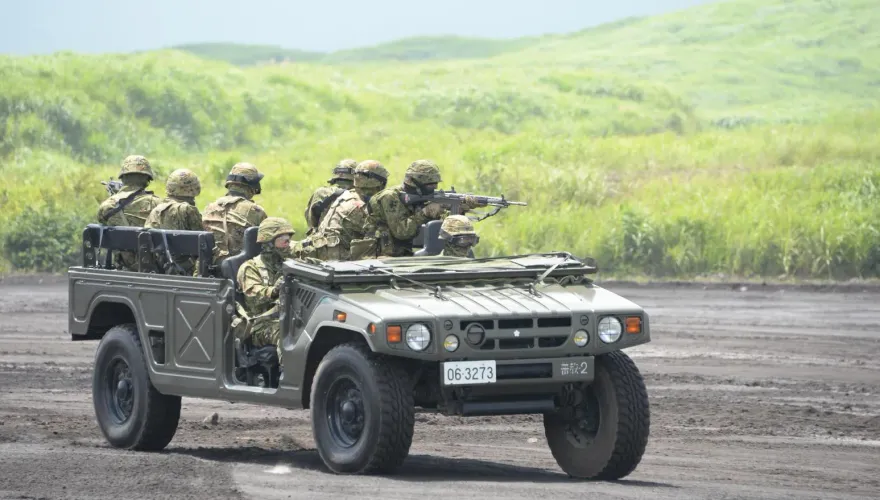 日自衛隊軍車對撞觀光巴士　1成員死亡7人送醫