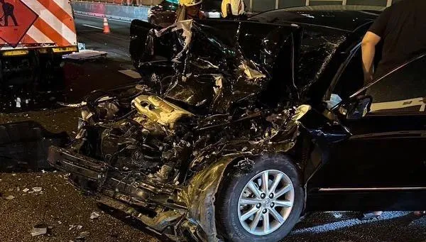 快訊/車頭全毀！國1北向33.7公里轎車追尾2施工車　4人傷駕駛一度卡車內
