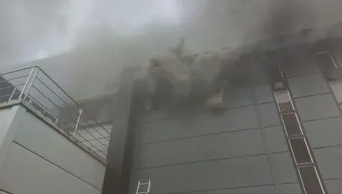 15秒內蔓延！吸一口氣就倒地　韓鋰電池工廠大火「22罹難者來不及逃生」原因曝