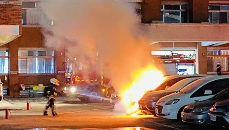快訊/彰化警局火燒車！偵防車停平面車位「莫名燒起來」　熊熊烈焰狂竄畫面曝