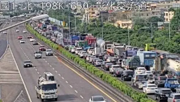 快訊/又塞成停車場了！國1南向200.3K彰化段「3車追撞」　回堵2公里