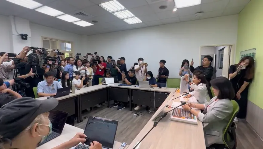 直擊／民進黨團記者會在罵甚麼？陳玉珍駐足聆聽挨批亂入爆衝突