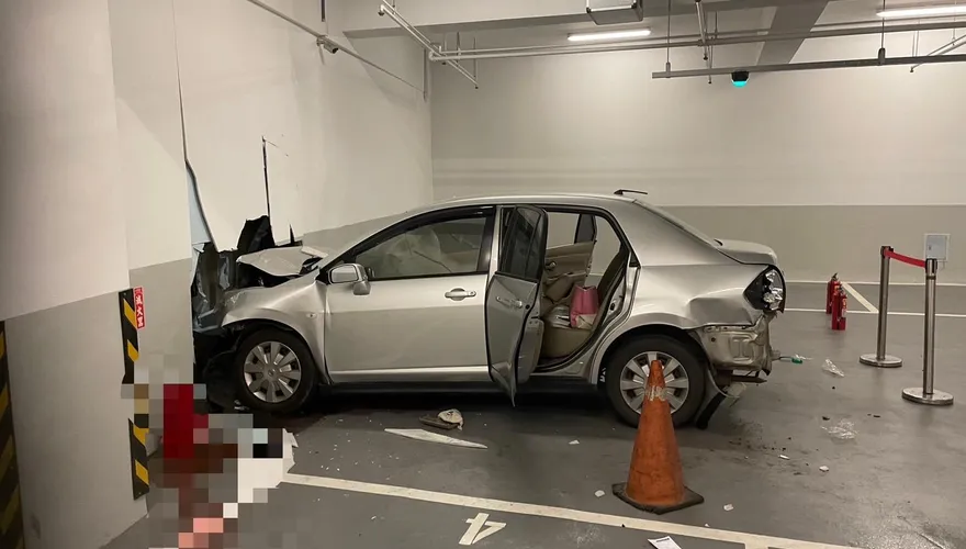 影/倒車再前進狂加速「連牆都撞破」！中壢7旬翁停車詭死　地上都是血
