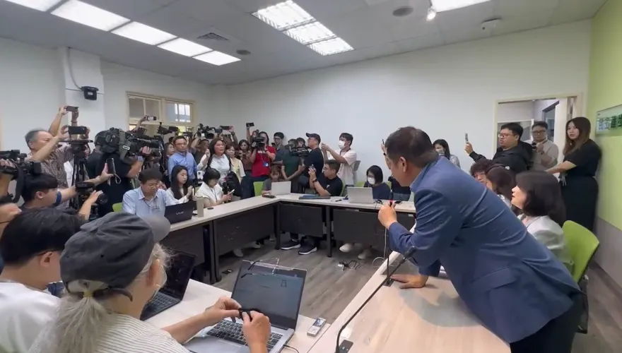 直擊／為何闖入民進黨團？全因這兩個字讓陳玉珍怒了！