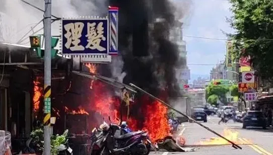 快訊/三重麵店氣爆起火！疑機車勾到瓦斯管線燒起來　1男1女送醫